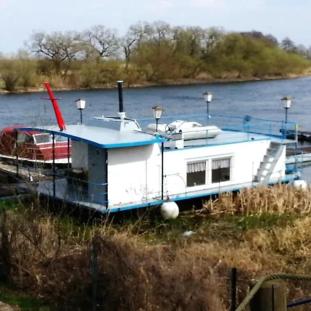 Hausboot Havelboot, Boot Fahren Und Wohnen In Einzigartiger Natur Im Havelland Botel *