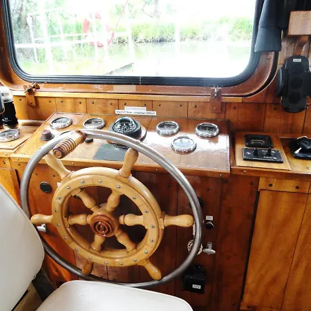 Hausboot Havelboot, Boot Fahren Und Wohnen In Einzigartiger Natur Im Havelland Botel *