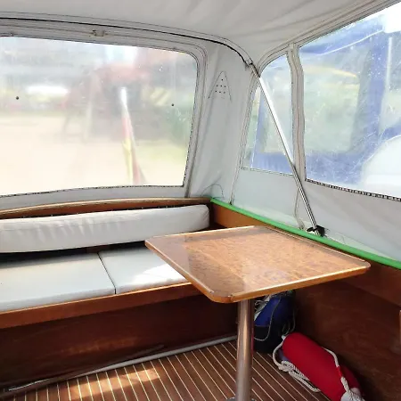 Hausboot Havelboot, Boot Fahren Und Wohnen In Einzigartiger Natur Im Havelland