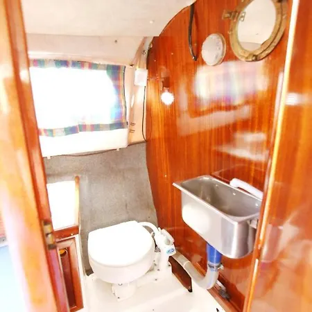 Botel Hausboot Havelboot, Boot Fahren Und Wohnen In Einzigartiger Natur Im Havelland