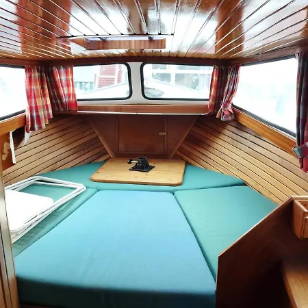 Hausboot Havelboot, Boot Fahren Und Wohnen In Einzigartiger Natur Im Havelland Botel *
