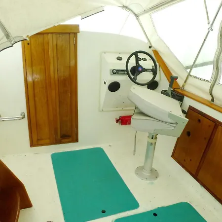 Hausboot Havelboot, Boot Fahren Und Wohnen In Einzigartiger Natur Im Havelland Botel *
